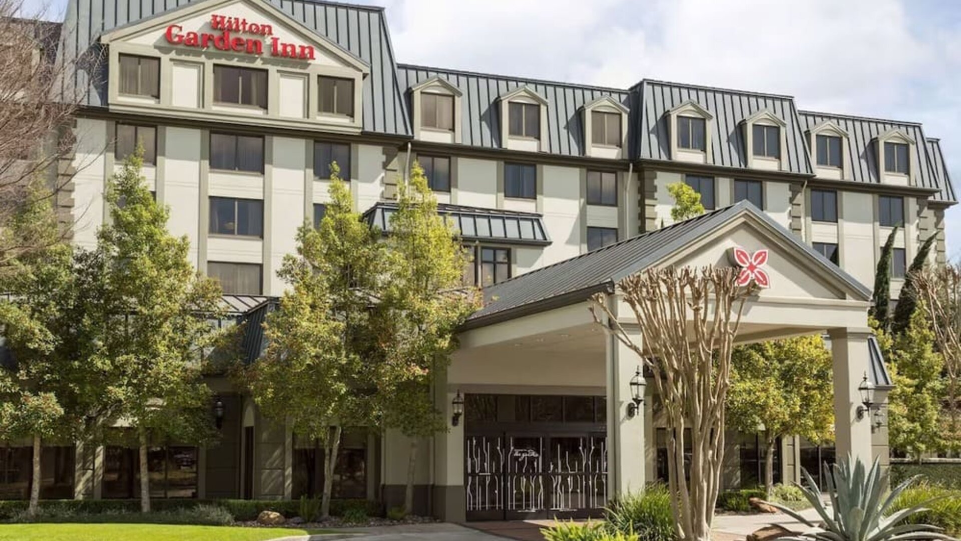Entrance at Hilton Garden Inn Houston NW/Willowbrook.