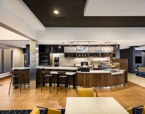 Dining area at Sonesta Select San Jose Airport.