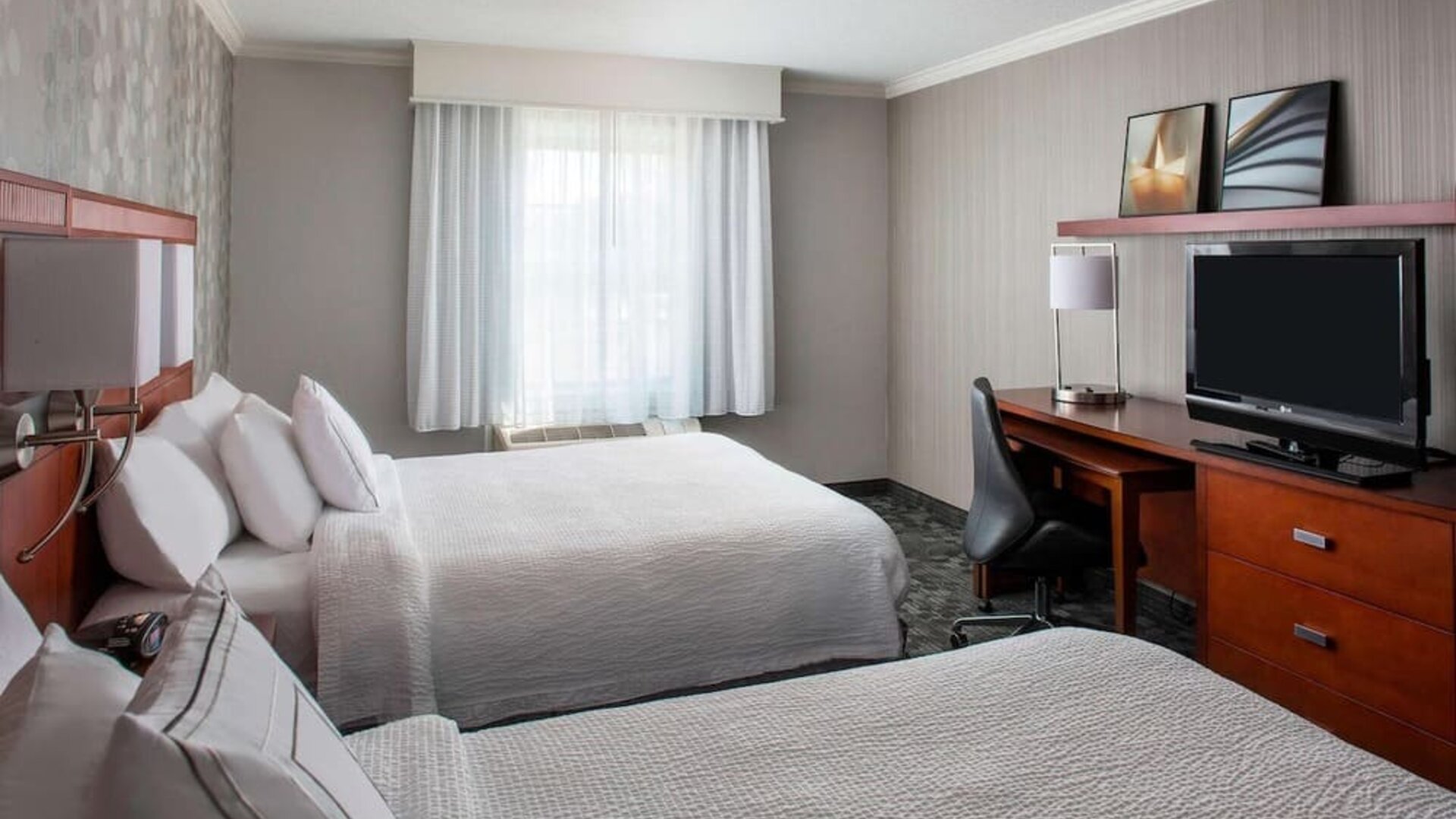 Bright and spacious day use twin room with work desk and private bathroom at Sonesta Select Boston Lowell Chelmsford.