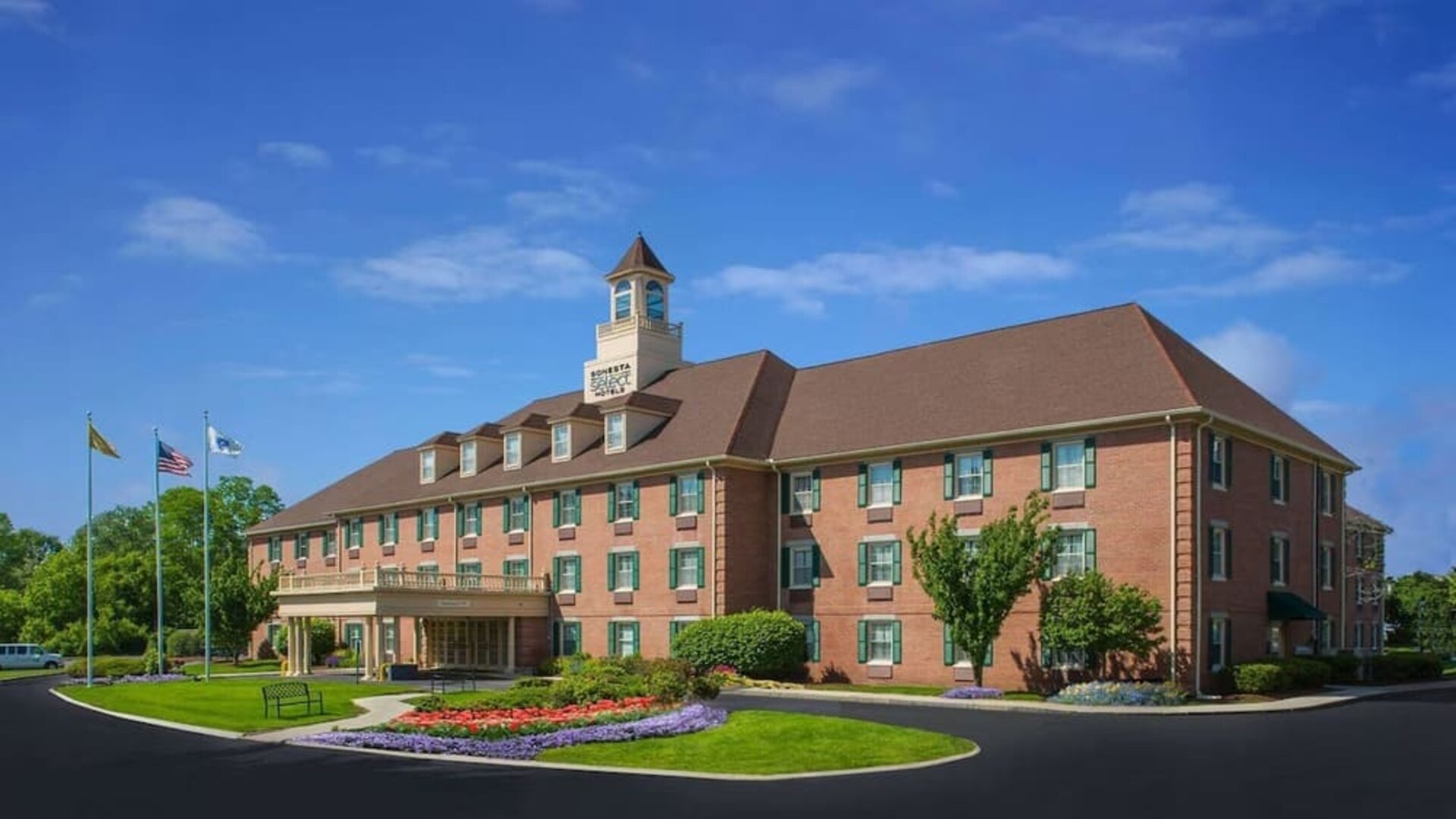 Hotel exterior and parking area at Sonesta Select Boston Lowell Chelmsford.