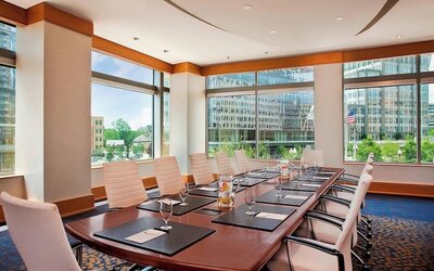 Meeting room with natural light at The Westin Arlington Gateway.