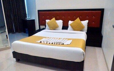 Cozy king room at THE BEST HOTEL MUMBAI.