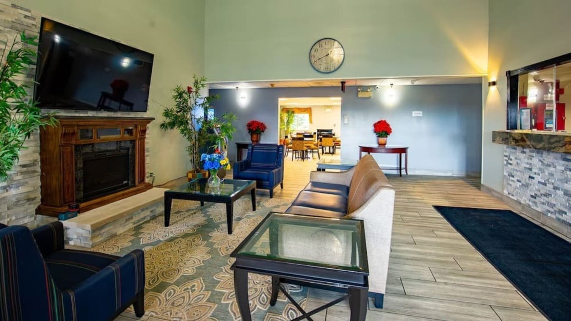 Lounge seating at Quality Inn & Suites Woodstock Near Lake Geneva.