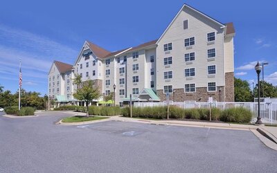 Hotel exterior and parking at Towneplace Suites By Marriott Arundel Mills.