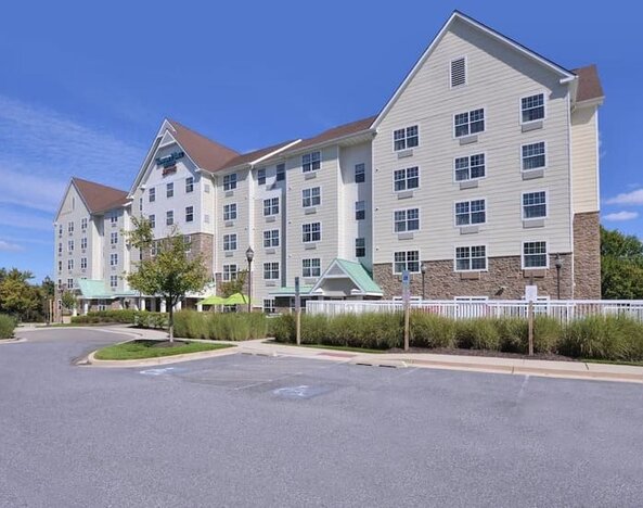 Hotel exterior and parking at Towneplace Suites By Marriott Arundel Mills.