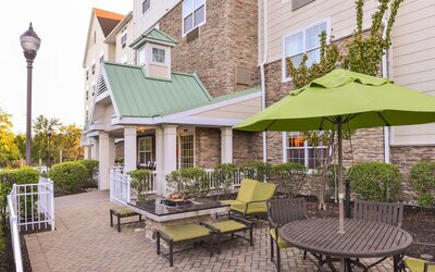 Outdoor terrace at Towneplace Suites By Marriott Arundel Mills.