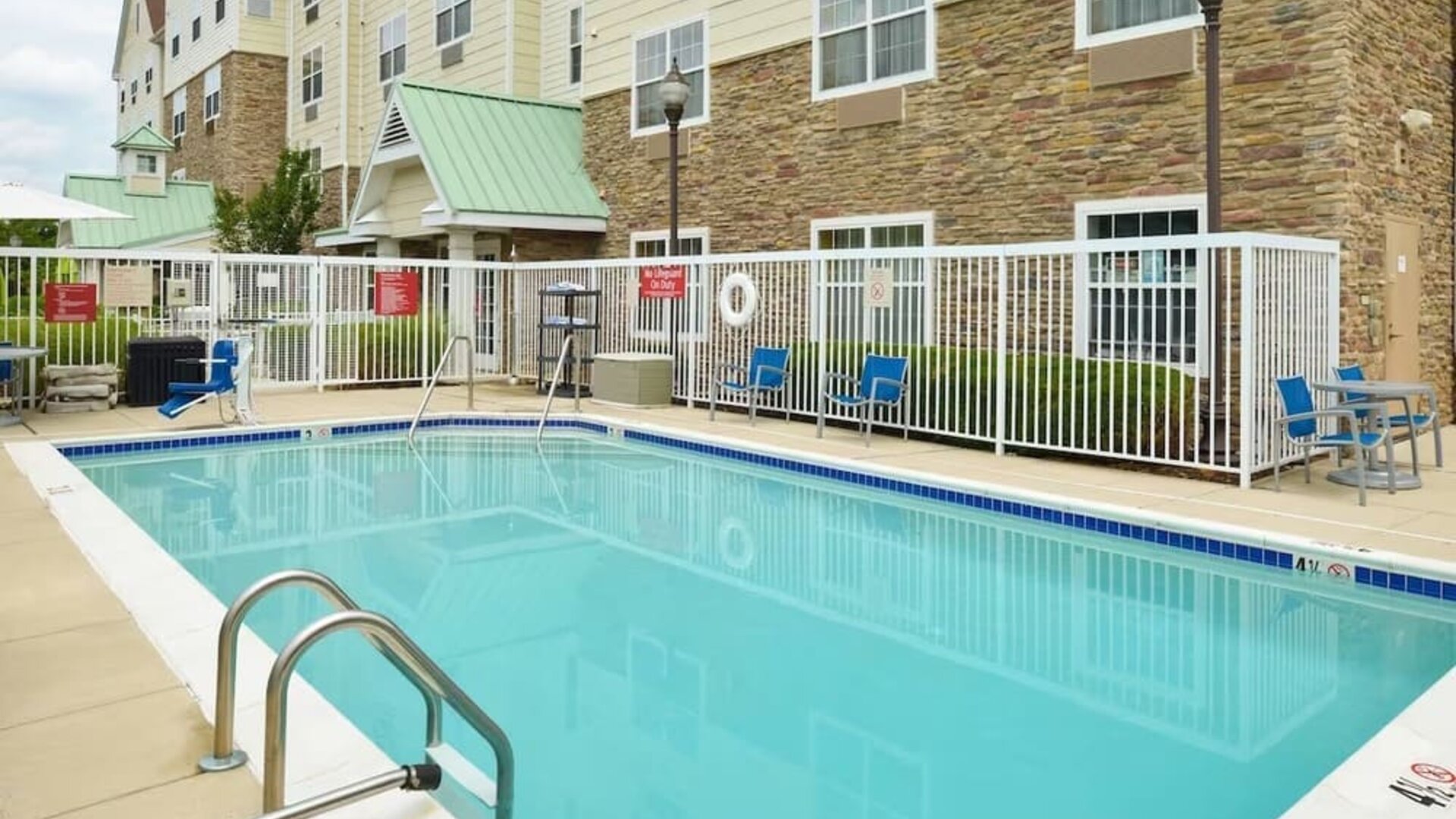 Outdoor seasonal pool at Towneplace Suites By Marriott Arundel Mills.