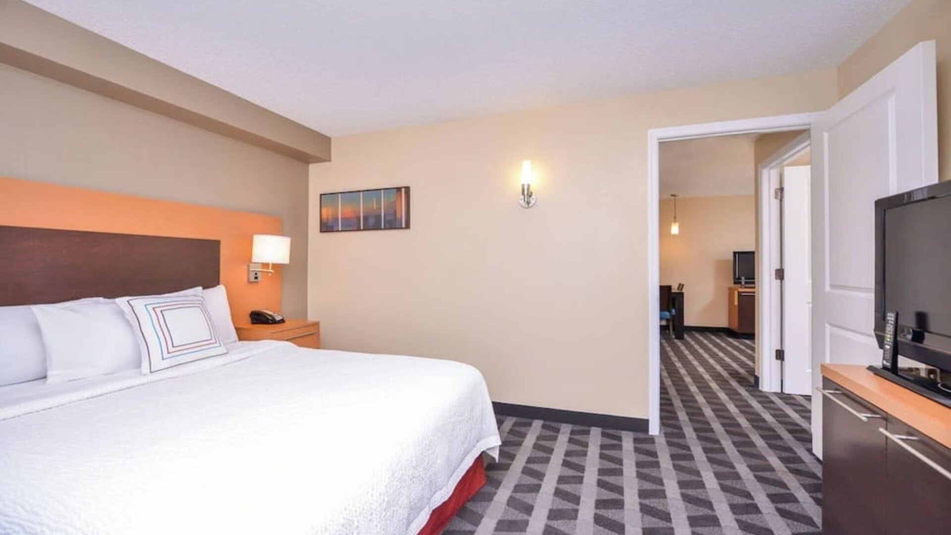 King bed with TV at Towneplace Suites By Marriott Arundel Mills.