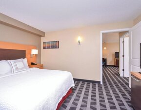 King bed with TV at Towneplace Suites By Marriott Arundel Mills.