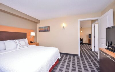 King bed with TV at Towneplace Suites By Marriott Arundel Mills.