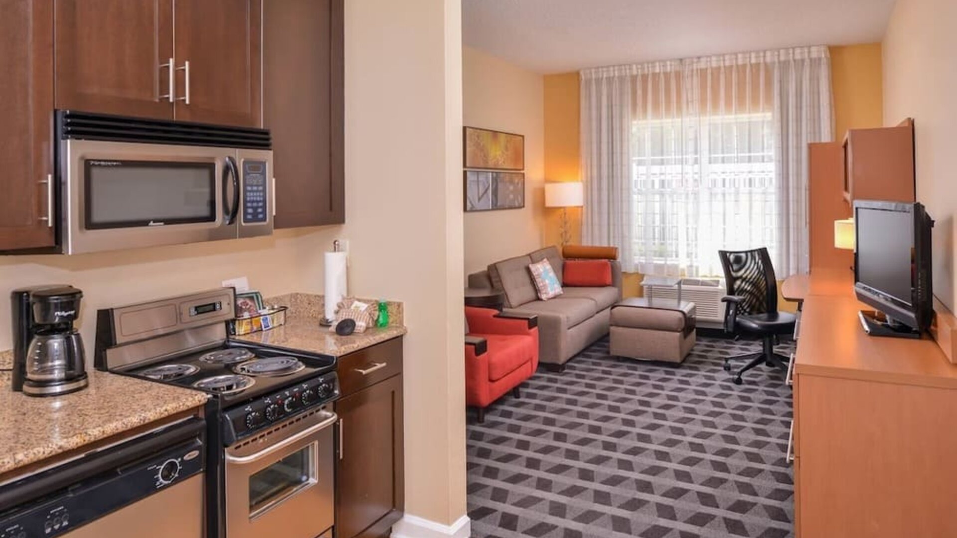 Day room with kitchen at Towneplace Suites By Marriott Arundel Mills.