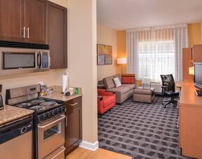 Day room with kitchen at Towneplace Suites By Marriott Arundel Mills.