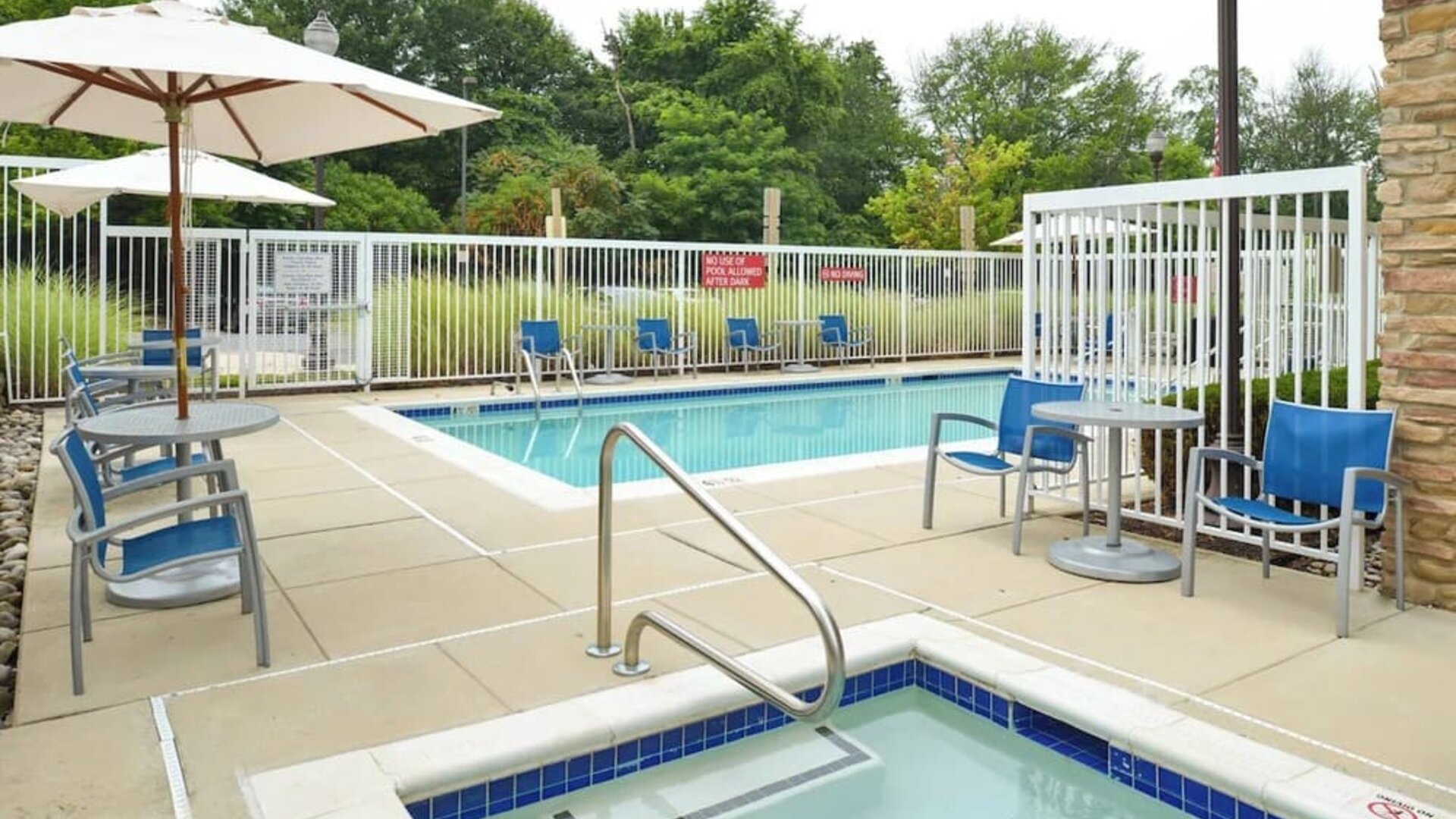 Hot tub and pool at Towneplace Suites By Marriott Arundel Mills.