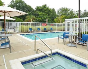 Hot tub and pool at Towneplace Suites By Marriott Arundel Mills.