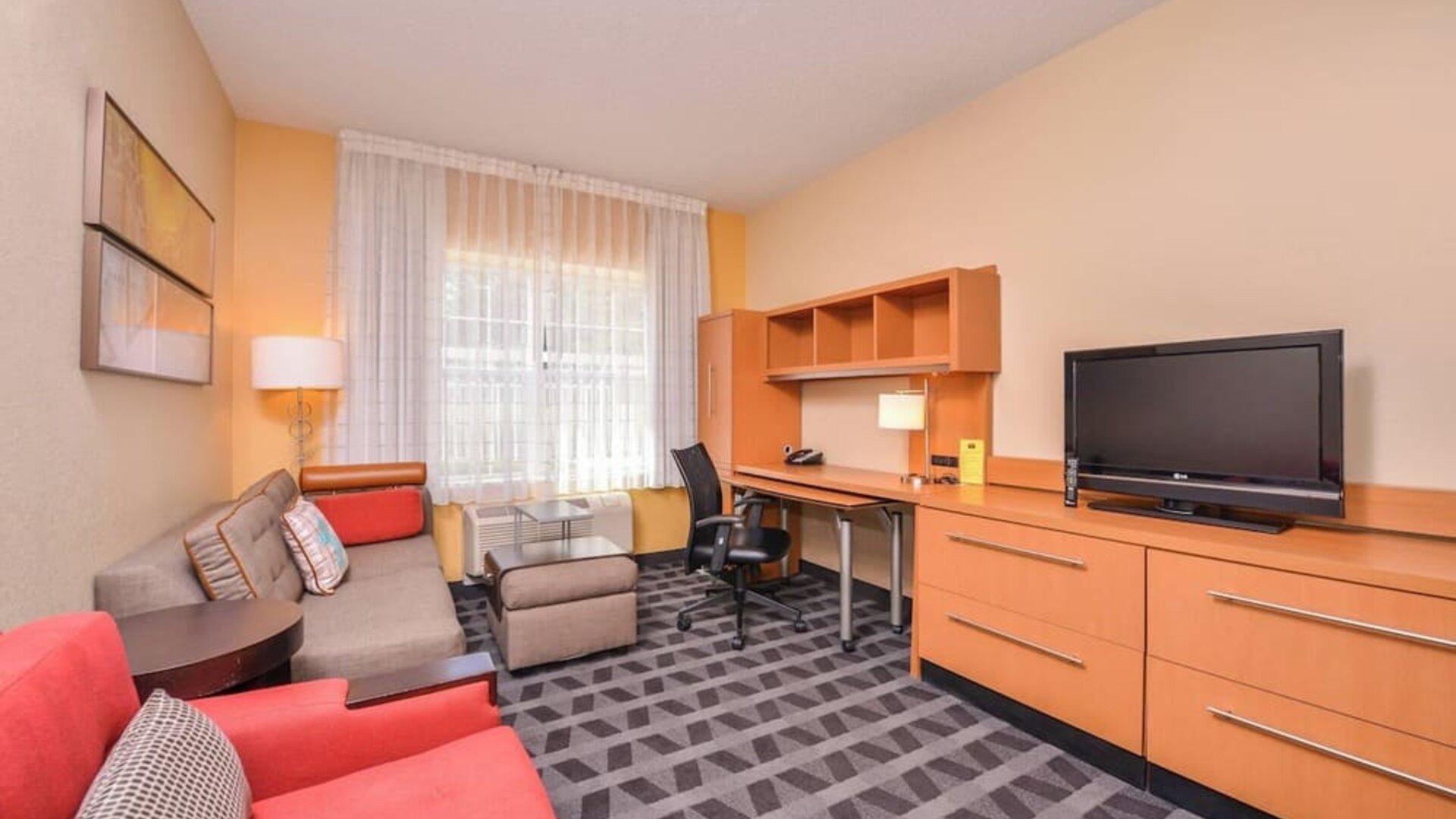 Lounge area and TV at Towneplace Suites By Marriott Arundel Mills.