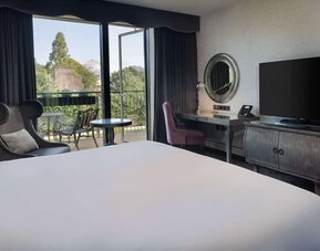 King room with natural light at Hilton London Syon Park.