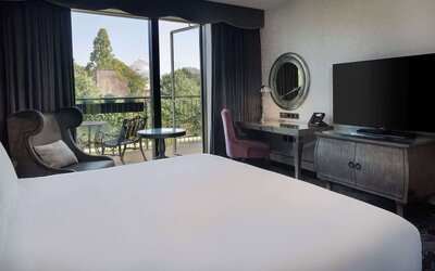 King room with natural light at Hilton London Syon Park.