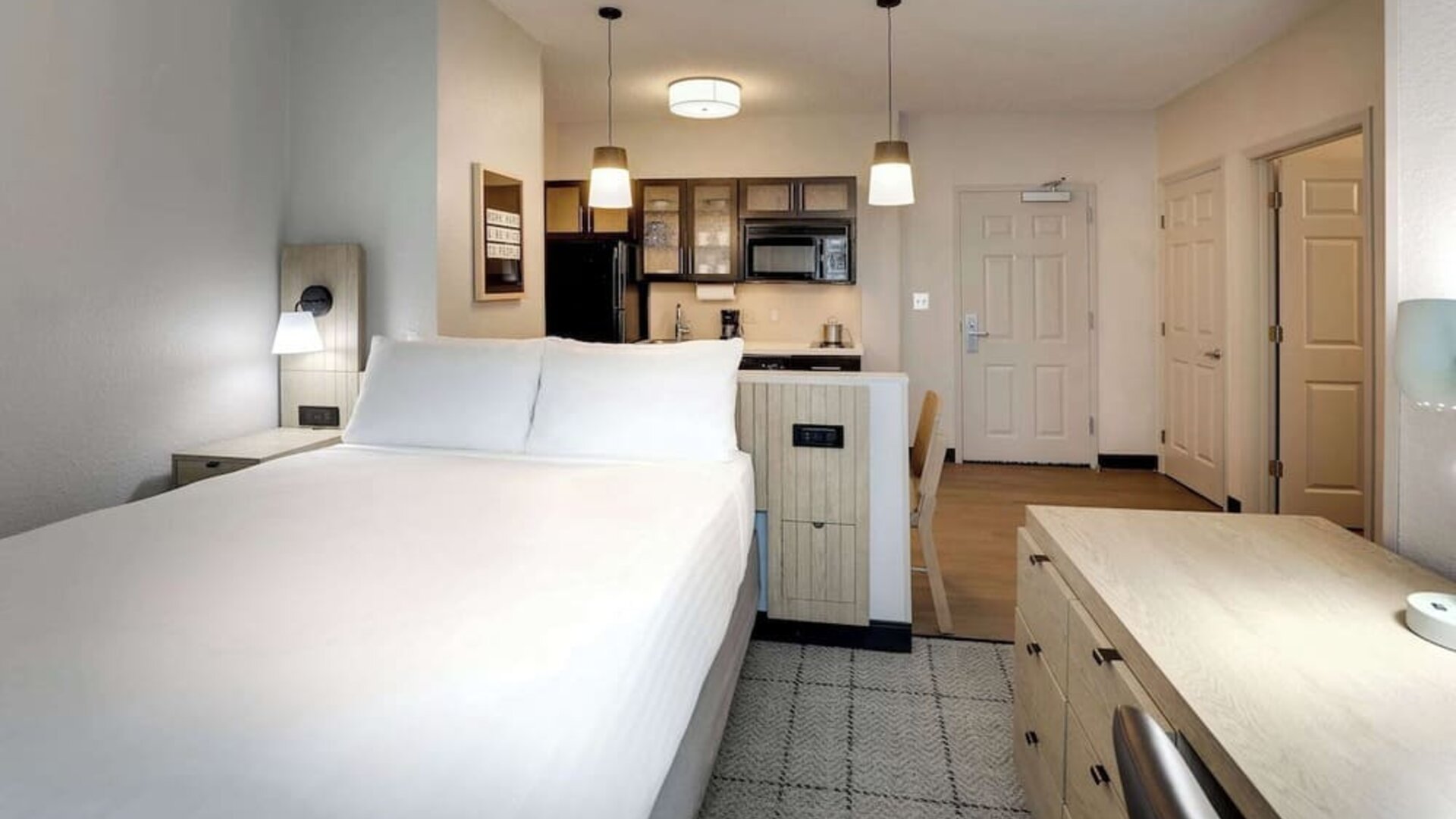 Day use suite with in room kitchen at Sonesta Simply Suites Baltimore BWI Airport.