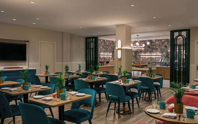 Dining area at Sonesta Miami Airport.