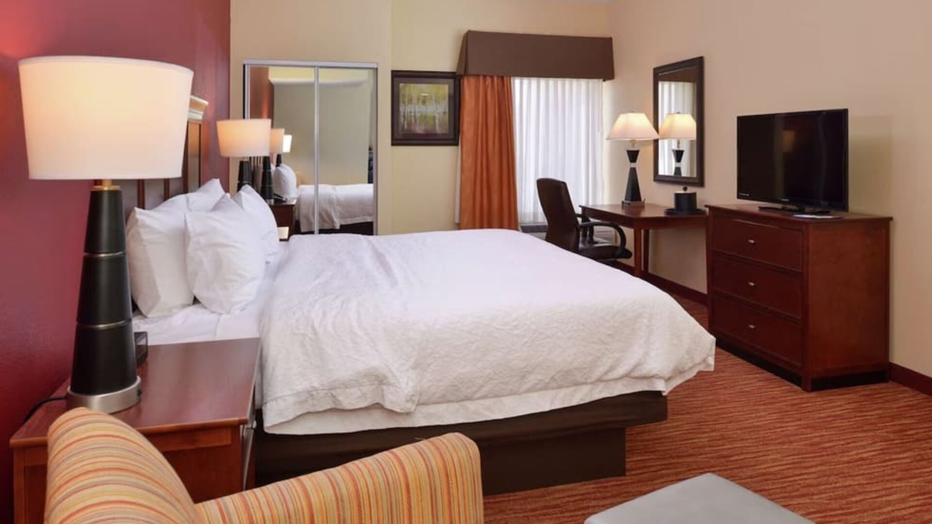 Standard day use room with work desk, TV screen, sofa and private bathroom at Hampton Inn Columbus-East.