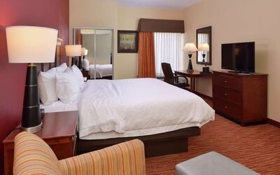 Standard day use room with work desk, TV screen, sofa and private bathroom at Hampton Inn Columbus-East.