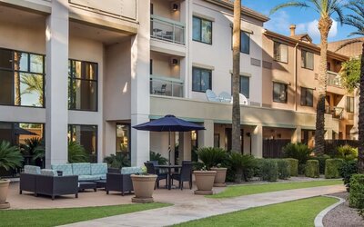 Relaxing outdoor atmosphere ideal for coworking at Sonesta Select Phoenix Chandler.