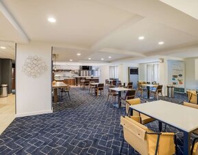 Dining area perfect for coworking at Sonesta Select Phoenix Chandler.