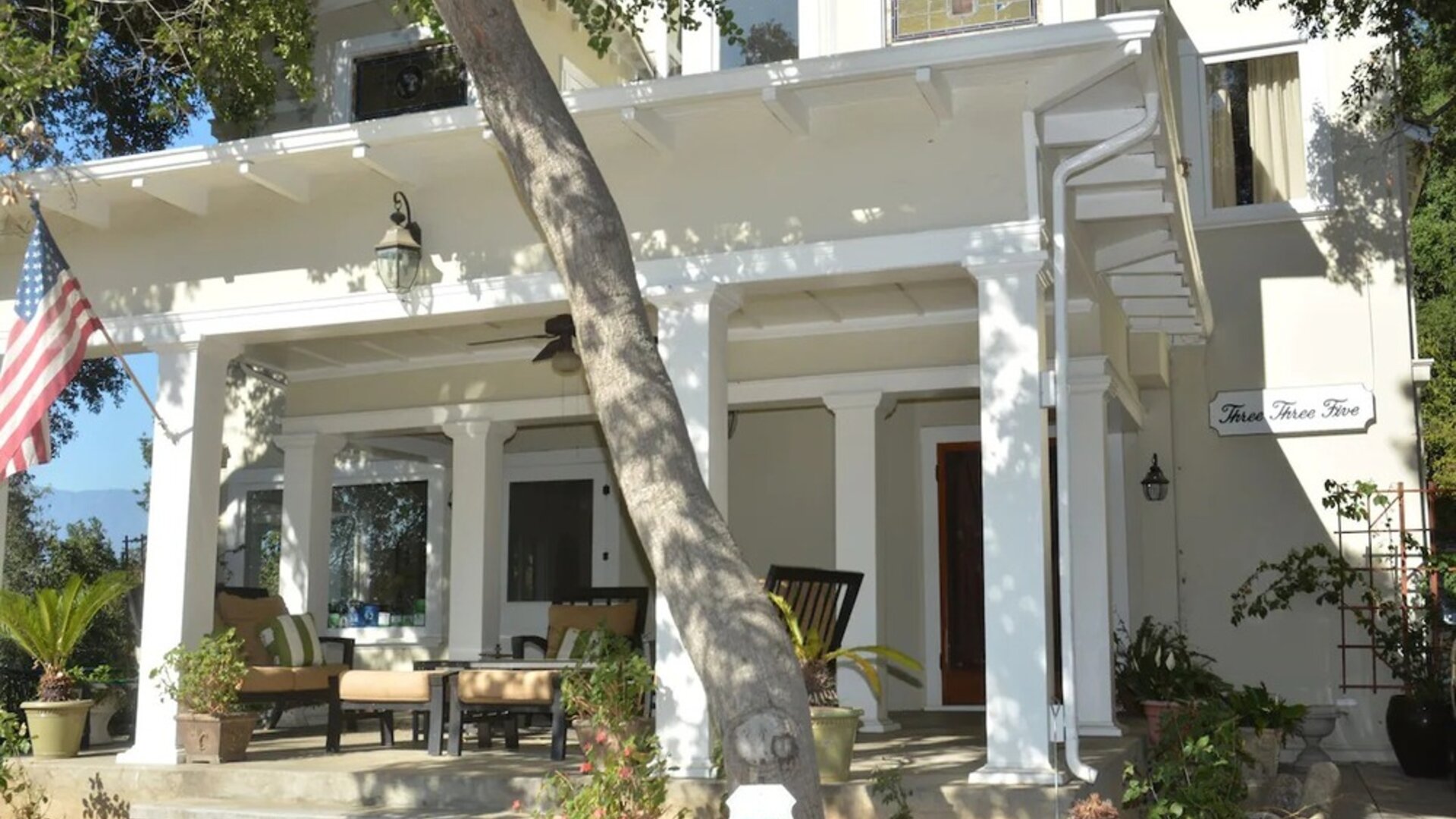 Patio with comfortable seats at Arroyo Vista Inn.