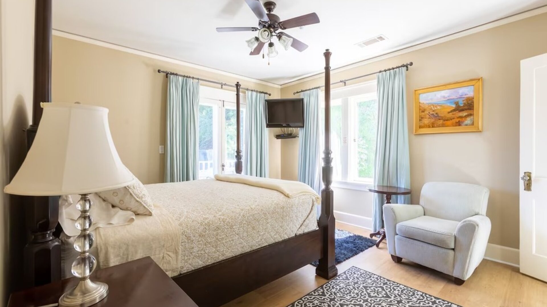 Day use room with natural light at Arroyo Vista Inn.