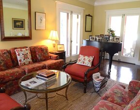 Lounge area at Arroyo Vista Inn.