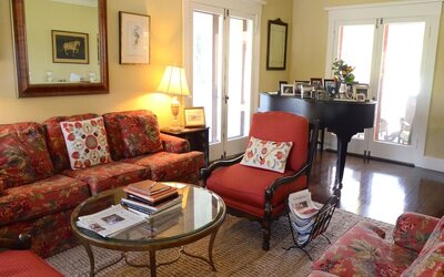 Lounge area at Arroyo Vista Inn.