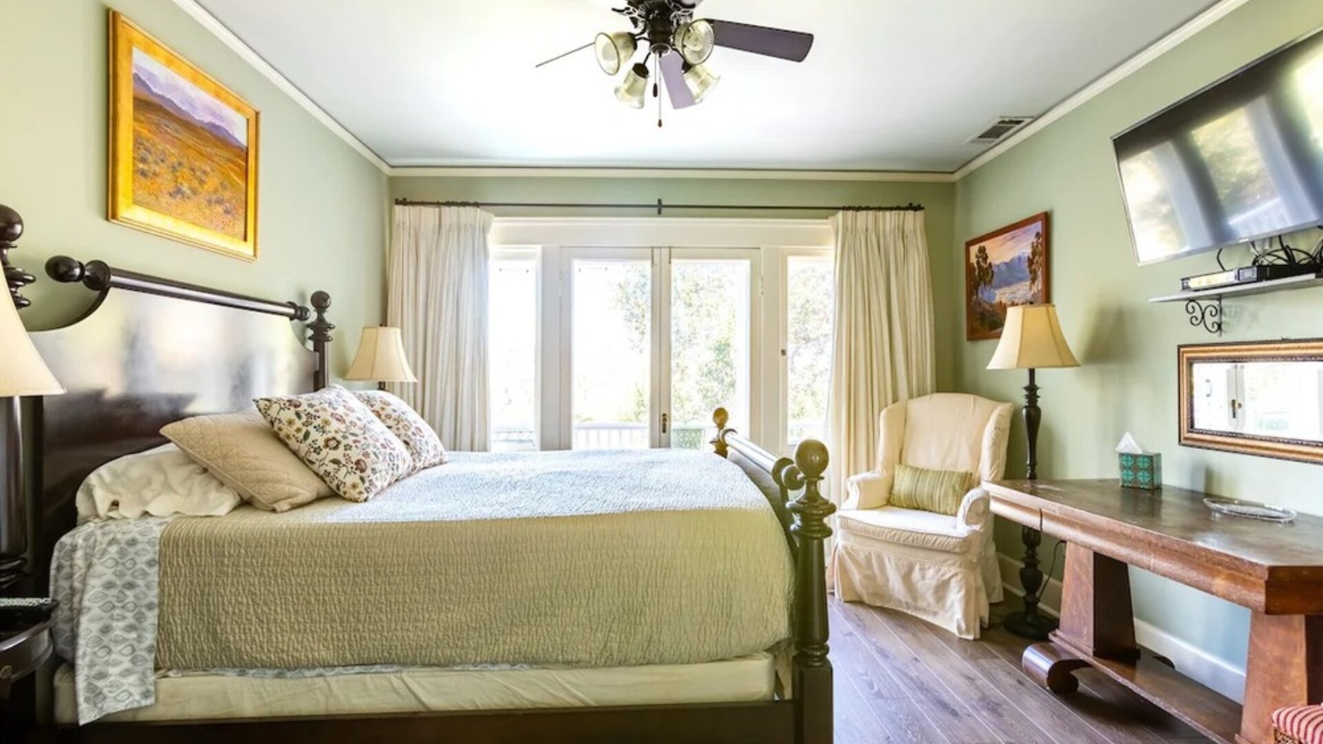 Day use room with natural light at Arroyo Vista Inn.