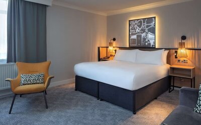 King room with natural light at DoubleTree By Hilton London Elstree.