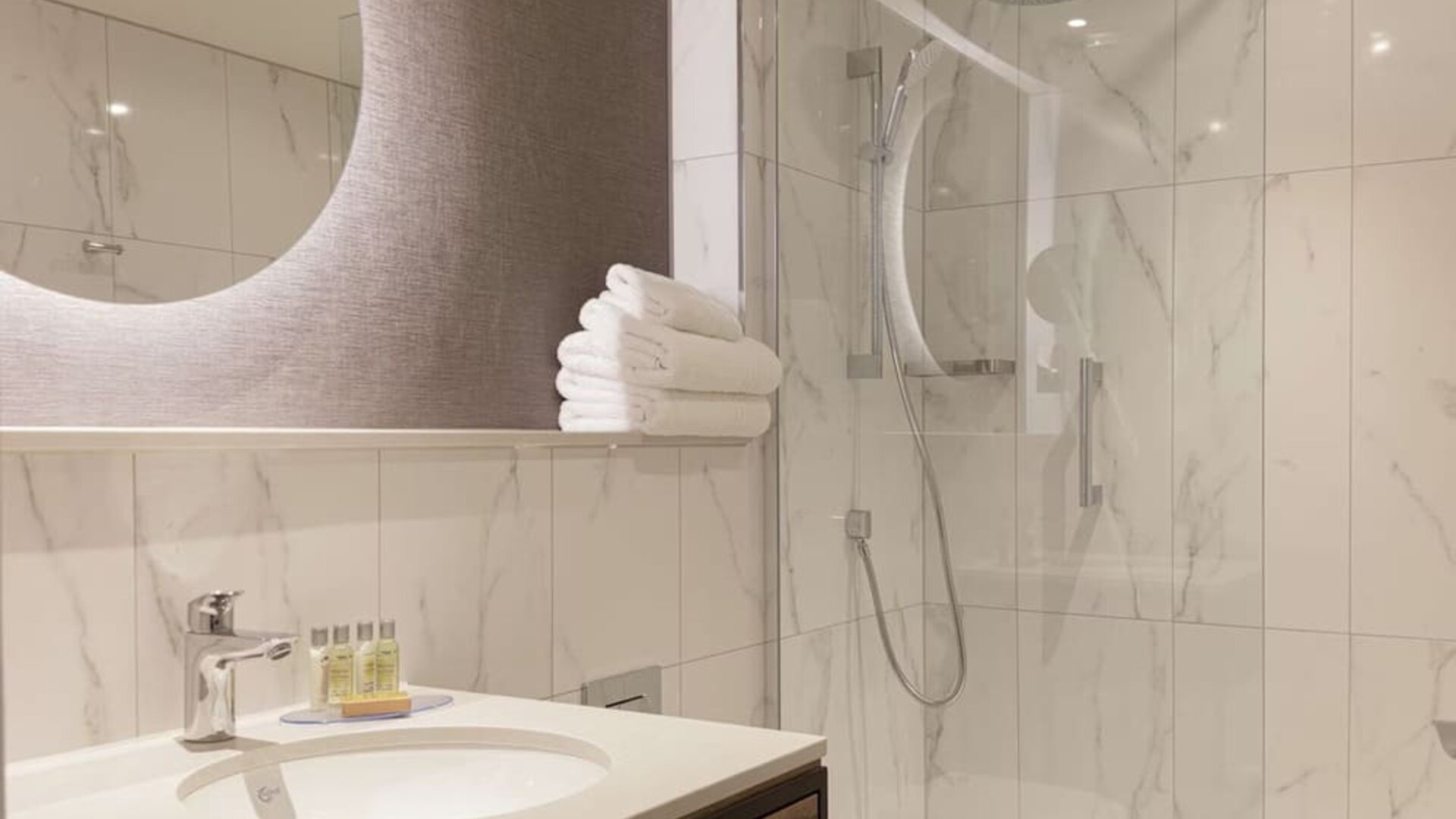 Guest bathroom at DoubleTree By Hilton London Elstree.