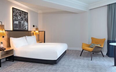 King room with natural light at DoubleTree By Hilton London Elstree.