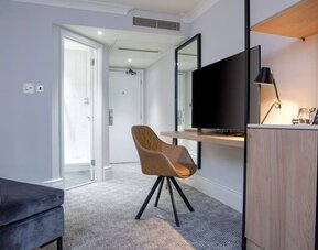 King room with natural light at DoubleTree By Hilton London Elstree.