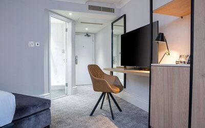 King room with natural light at DoubleTree By Hilton London Elstree.