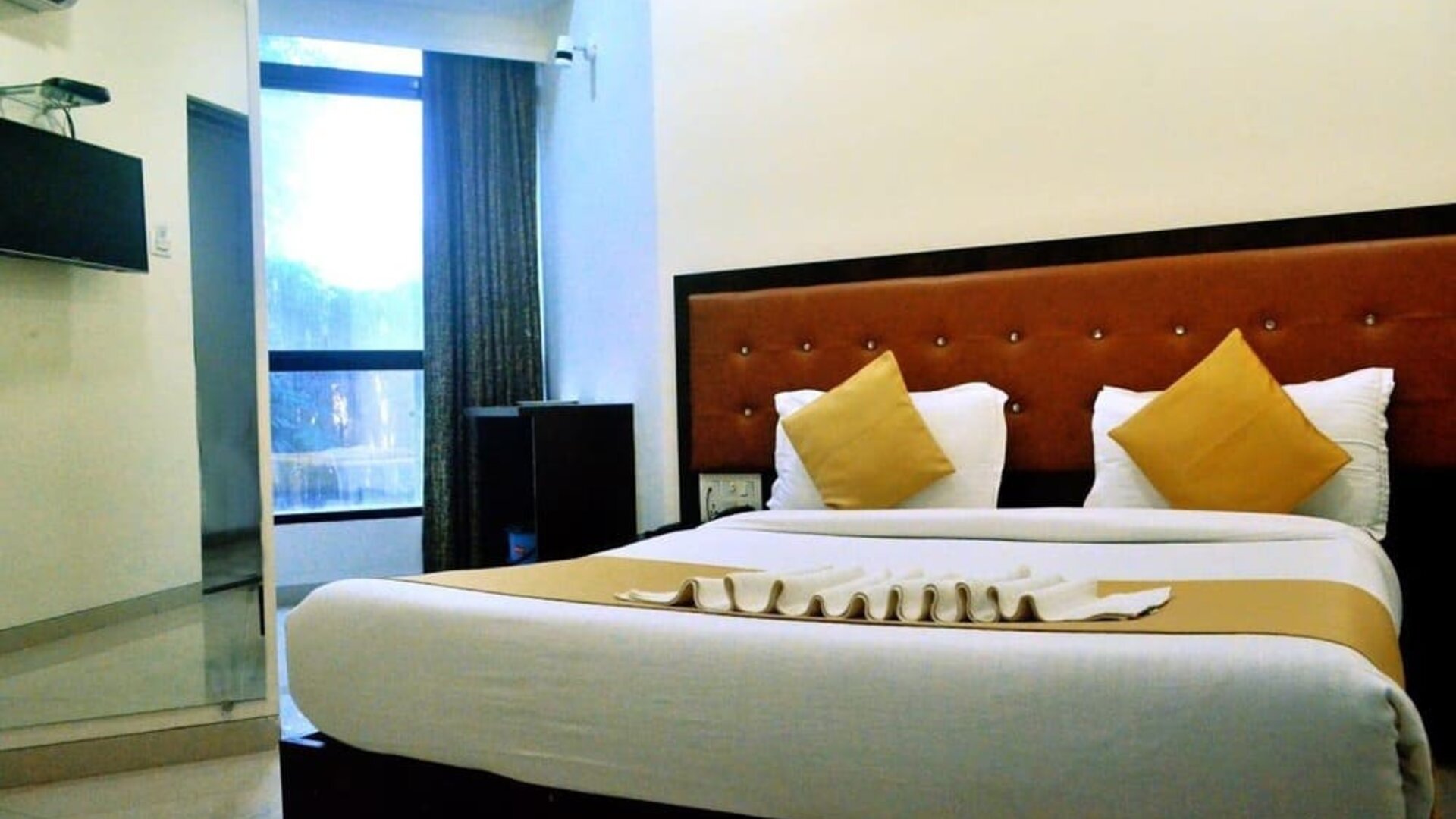 Cozy king room at THE BEST HOTEL MUMBAI.