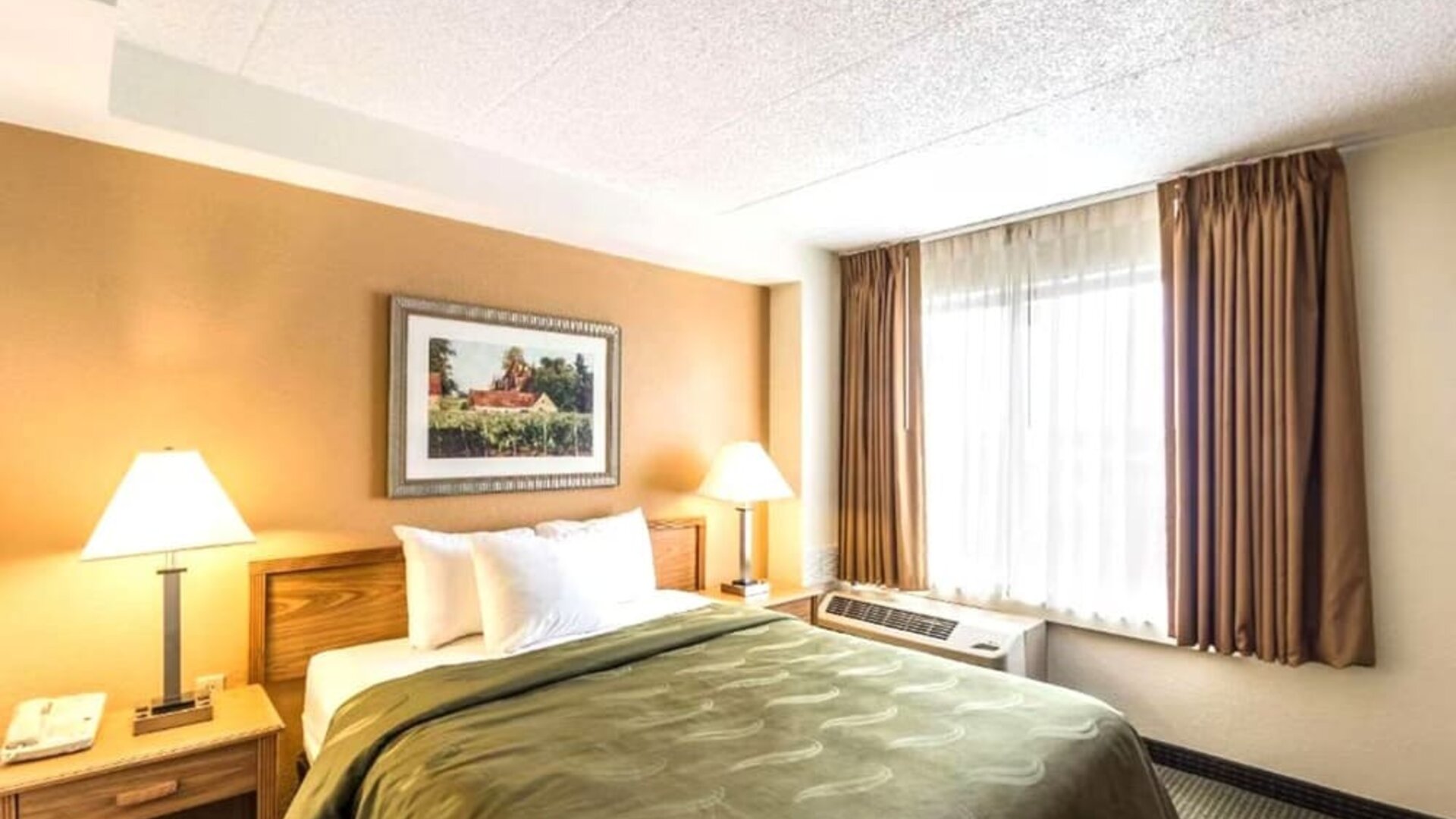 Bright day use room at Hotel Inn Milwaukee.