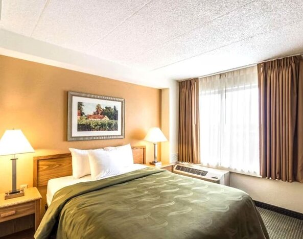 Bright day use room at Hotel Inn Milwaukee.