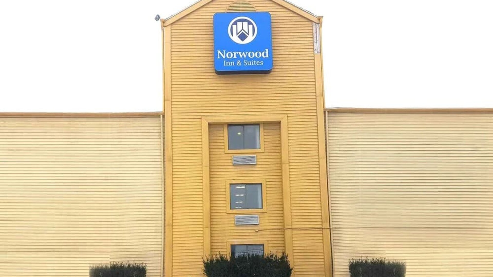 Exterior of Hotel Inn Milwaukee.