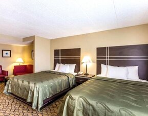 Day use twin room with living area at Hotel Inn Milwaukee.