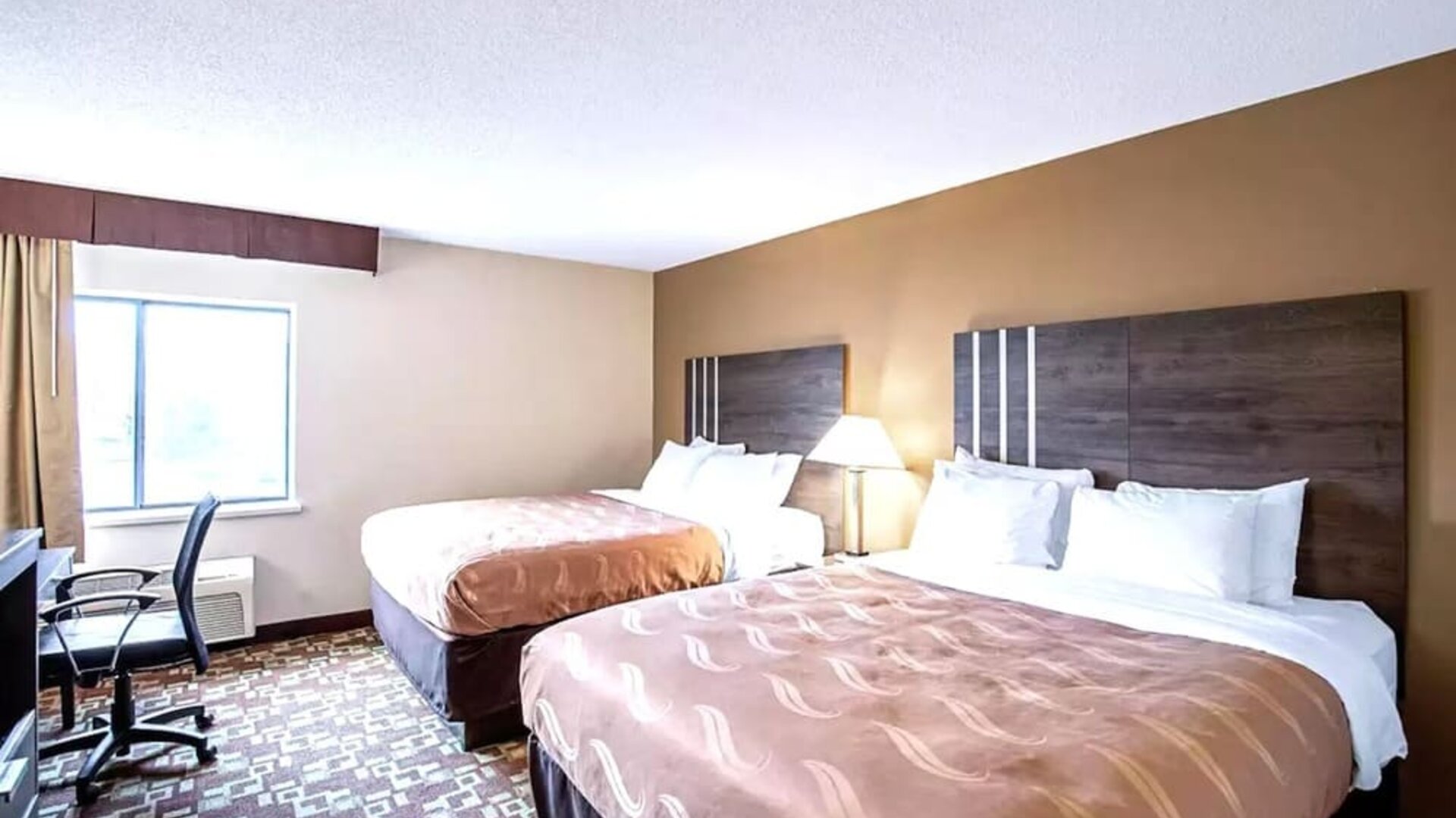 Day use twin room with work desk at Hotel Inn Milwaukee.