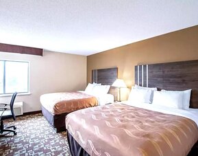 Day use twin room with work desk at Hotel Inn Milwaukee.