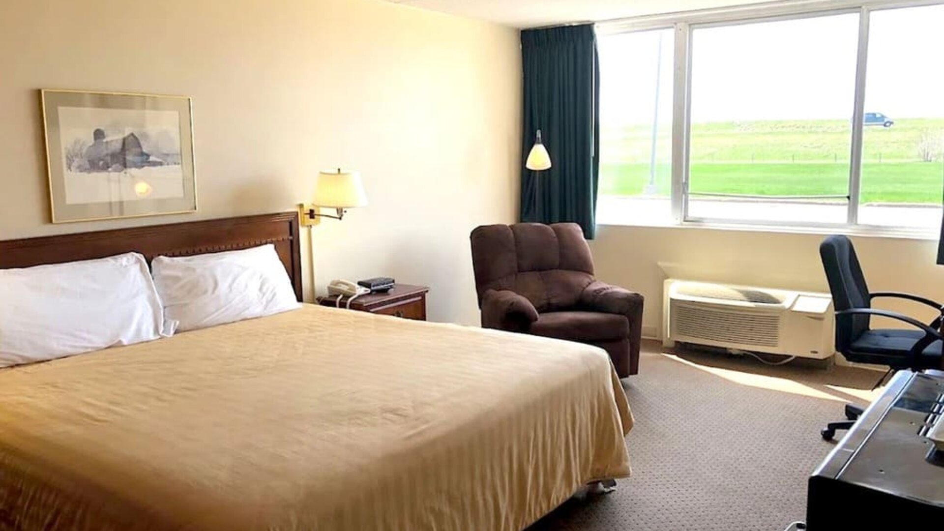 Bright and spacious day use room with work desk and sofa at Norwood Inn And Suites Worthington.