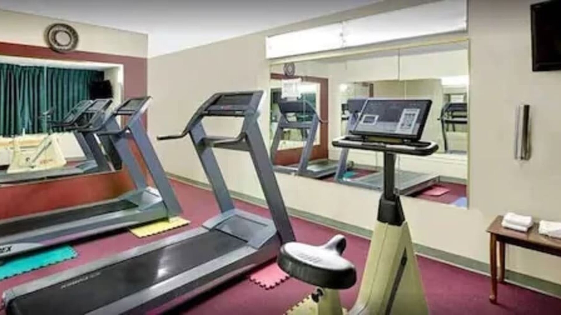Fitness center at Norwood Inn And Suites Worthington.