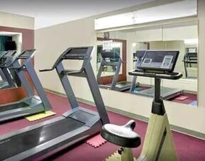 Fitness center at Norwood Inn And Suites Worthington.