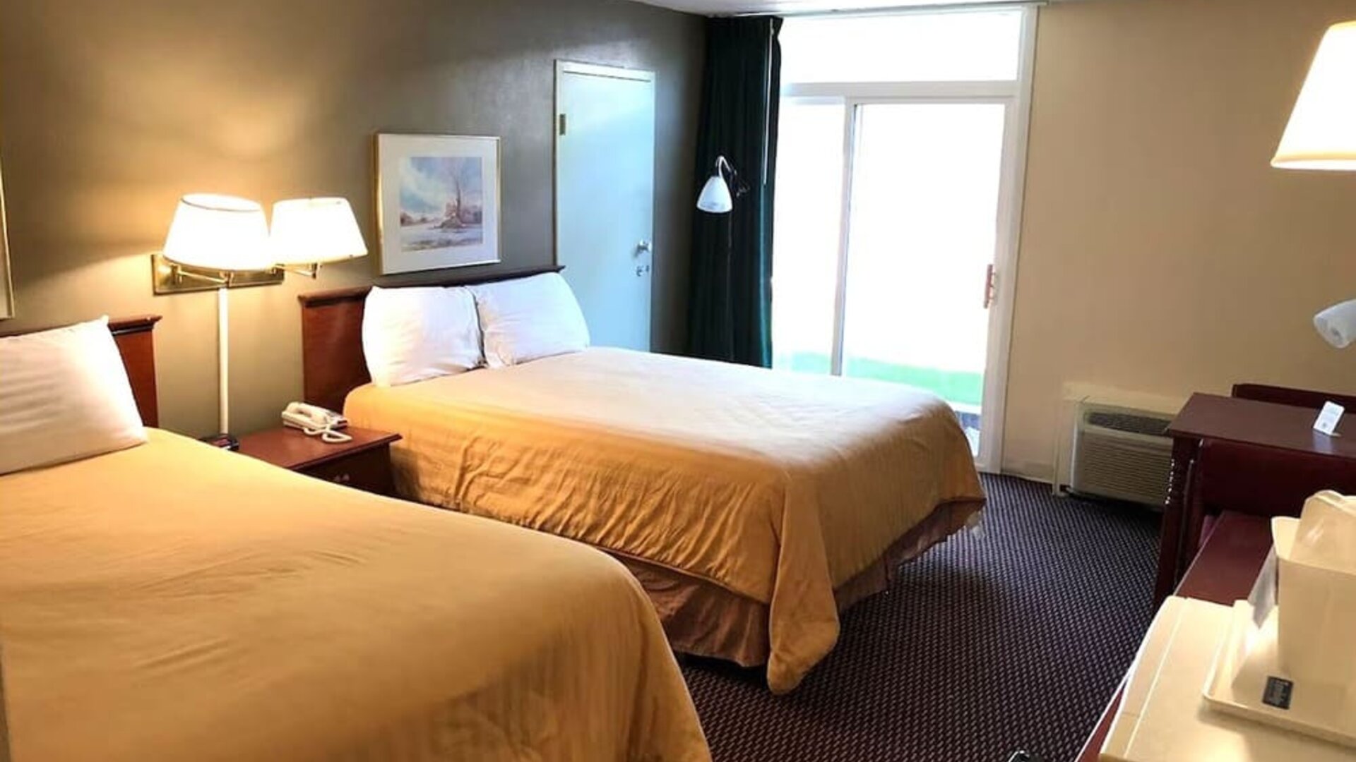 Day use twin room with workspace at Norwood Inn And Suites Worthington.