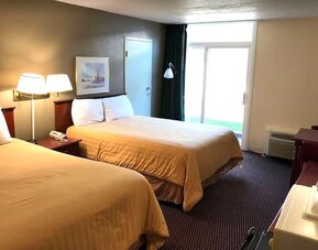 Day use twin room with workspace at Norwood Inn And Suites Worthington.