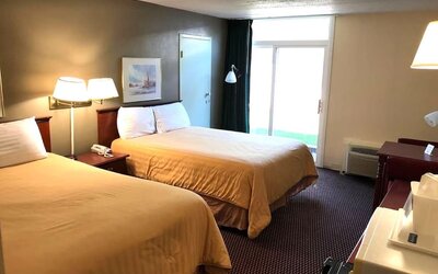 Day use twin room with workspace at Norwood Inn And Suites Worthington.